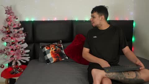 Snapshot of cleoanubis_ chatting on 01-01-25, 03:56 Girl Juliana and Federico online show from 01-01-25, 03:56