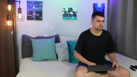 Snapshot of cleoanubis_ chatting on 10-28-25, 07:01 Girl Juliana and Federico online show from 10-28-25, 07:01