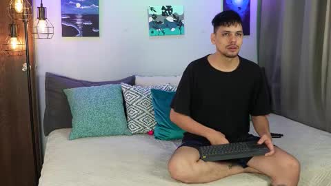 Snapshot of cleoanubis_ chatting on 10-31-25, 06:03 Girl Juliana and Federico online show from 10-31-25, 06:03