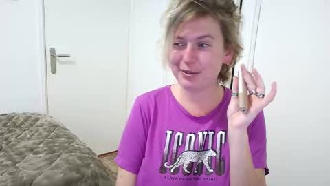 Snapshot of clittytastic chatting on 12-17-25, 08:09 Syl online show from 12-17-25, 08:09