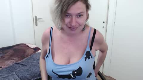 Snapshot of clittytastic chatting on 02-18-26, 02:57 Syl online show from 02-18-26, 02:57