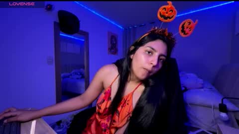 cloe small online show from 10-19-25, 01:06