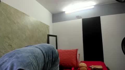 CLOE online show from 12-17-25, 10:54