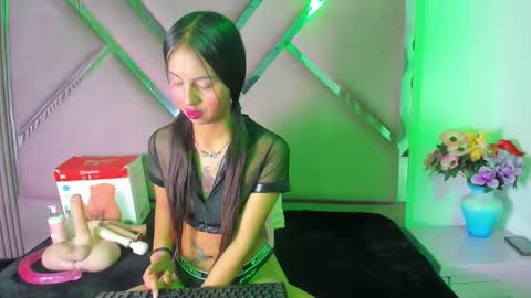 Snapshot of cloemorenti_ chatting on 11-12-25, 01:11 CloeMorenti online show from 11-12-25, 01:11