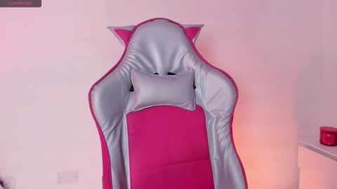 Snapshot of clover_tter_ chatting on 11-06-25, 01:01 Chloe online show from 11-06-25, 01:01