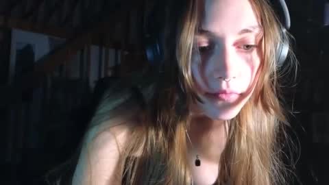 Snapshot of clover_tully chatting on 01-16-25, 08:11 Clover online show from 01-16-25, 08:11
