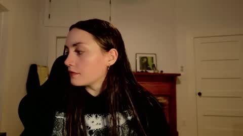 Snapshot of clover_tully chatting on 10-22-25, 04:35 Clover online show from 10-22-25, 04:35