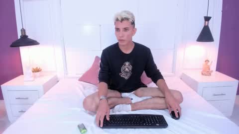 Snapshot of colleman_horny chatting on 01-24-25, 11:37 COLLEMAN online show from 01-24-25, 11:37