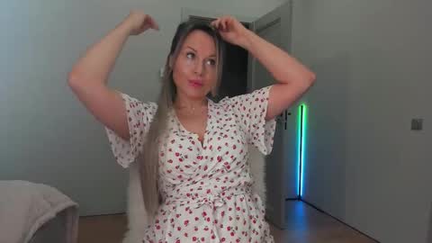 Snapshot of cometoseeme_ chatting on 10-19-25, 03:45 Alice online show from 10-19-25, 03:45