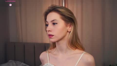 Snapshot of constanceglascov chatting on 11-20-25, 06:35 Hello im Sofia Welcme to my room .More hugs and kiss for you online show from 11-20-25, 06:35