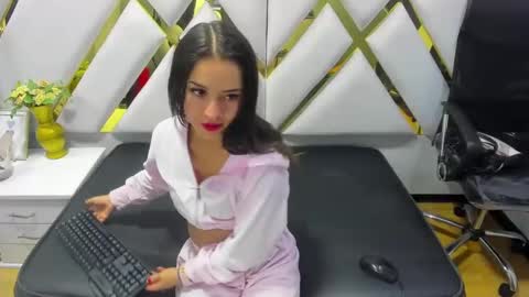 Snapshot of cooperemma_ chatting on 12-19-24, 02:56 CooperEmma online show from 12-19-24, 02:56