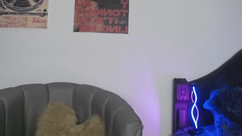 Coralie Bronson online show from 02-14-26, 04:09