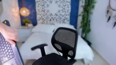 Snapshot of coralquinn chatting on 10-21-25, 12:06 online show from 10-21-25, 12:06