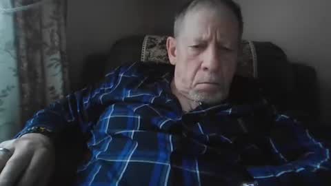 Snapshot of courieral1 chatting on 12-18-25, 09:15 courieral1 online show from 12-18-25, 09:15