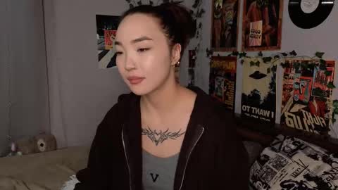 Snapshot of coventinahazleton chatting on 11-29-25, 08:23 Yuna online show from 11-29-25, 08:23