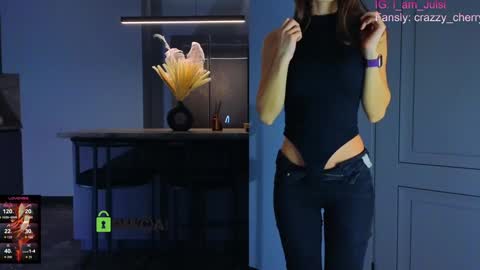 Snapshot of crazzy_cherry chatting on 10-12-25, 01:43 crazzy cherry online show from 10-12-25, 01:43