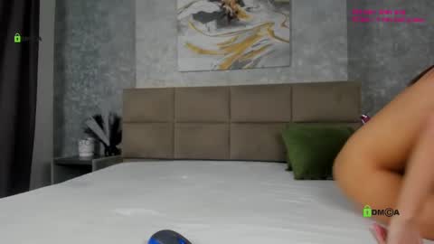 Snapshot of cris__alex__ chatting on 02-19-25, 08:10 Gold Couple online show from 02-19-25, 08:10
