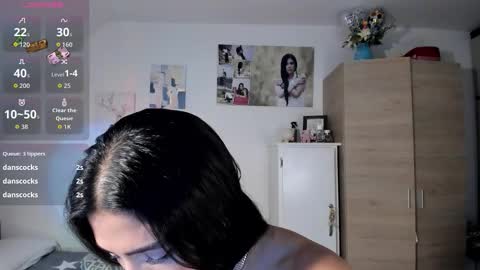 Snapshot of cristalmunez chatting on 10-22-25, 02:17 cristal online show from 10-22-25, 02:17