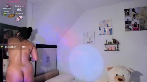 Snapshot of cristalmunez chatting on 10-31-25, 12:50 cristal online show from 10-31-25, 12:50