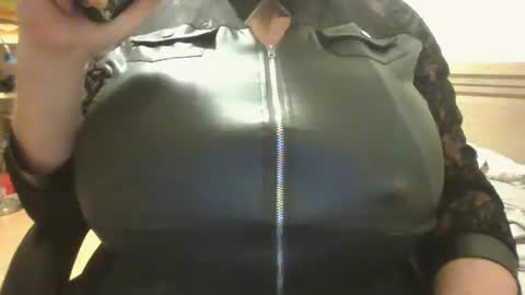 crossdresser240299 online show from 02-17-26, 01:35