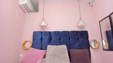 crystal_butterfly1 online show from 11-14-25, 04:28