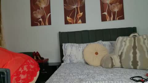 CRYSTAL  online show from 01-12-26, 08:25