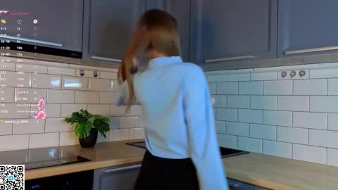 Snapshot of crystaldiva01 chatting on 12-15-25, 06:17 Diva online show from 12-15-25, 06:17