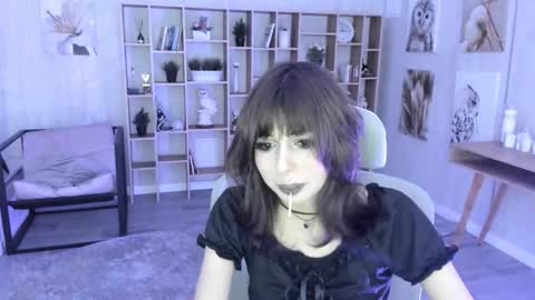 Snapshot of crystallbloom chatting on 10-28-25, 04:20 crystallbloom online show from 10-28-25, 04:20