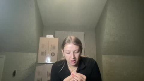 Snapshot of crystallee170 chatting on 10-25-25, 02:41 CrystalBabyy online show from 10-25-25, 02:41