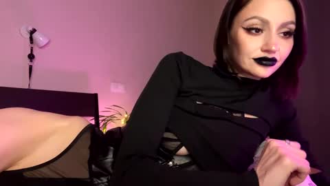 Snapshot of crystalmolly chatting on 12-17-24, 12:34 Molly Moore online show from 12-17-24, 12:34