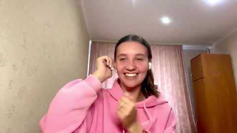 Snapshot of crystalvessell chatting on 10-21-25, 10:49 Angel online show from 10-21-25, 10:49