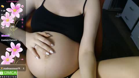 Snapshot of crystalyss chatting on 10-14-25, 02:12 Lia online show from 10-14-25, 02:12