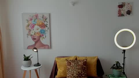 Snapshot of cuddlingbunnny chatting on 02-16-25, 03:27 Leonela online show from 02-16-25, 03:27