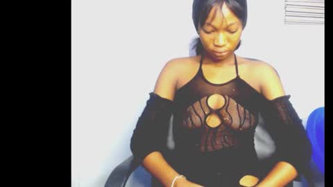 Snapshot of cumebony_petit chatting on 02-14-26, 03:47 cumebony_petit online show from 02-14-26, 03:47