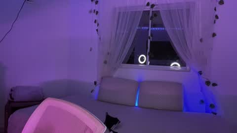 Snapshot of curls_emma chatting on 02-06-25, 02:11 Emma online show from 02-06-25, 02:11