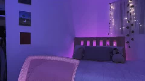 Snapshot of curls_emma chatting on 03-11-25, 02:10 Emma online show from 03-11-25, 02:10