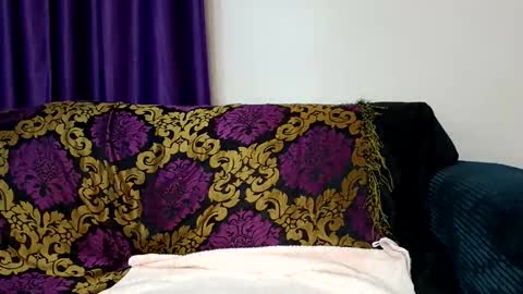 Essie online show from 11-17-25, 08:36