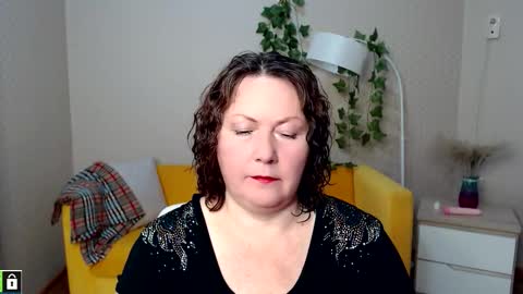 Snapshot of curvy_girlz chatting on 11-06-25, 05:36 curvy_girlz online show from 11-06-25, 05:36