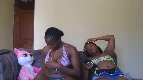 Snapshot of curvyebony1 chatting on 02-11-25, 07:12 curtis online show from 02-11-25, 07:12