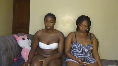 Snapshot of curvyebony1 chatting on 02-14-25, 03:33 curtis online show from 02-14-25, 03:33
