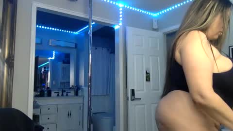 Snapshot of curvyfunlover chatting on 11-11-25, 01:05 curvyfunlover online show from 11-11-25, 01:05