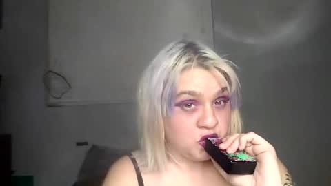 Snapshot of curvylucifinaxxx chatting on 02-15-25, 04:36 Lucifina ganja kittens online show from 02-15-25, 04:36
