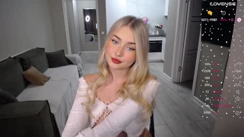 Snapshot of cute18cute chatting on 09-25-25, 12:31 Kira  online show from 09-25-25, 12:31