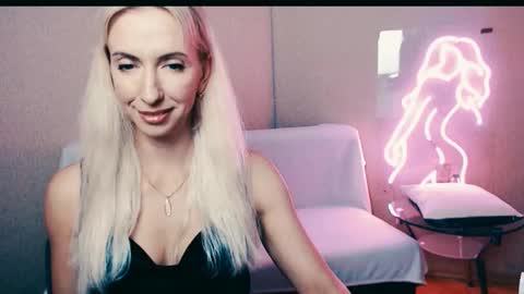 cute_smile_shy online show from 09-19-25, 07:47