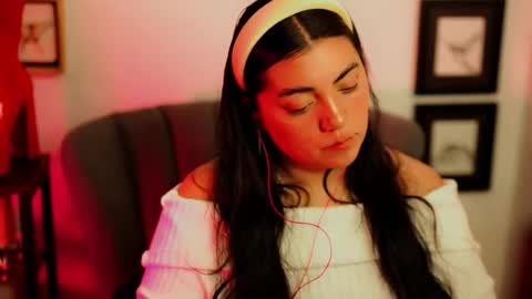 Snapshot of cuteambervi chatting on 12-14-25, 08:13 Princess Amber online show from 12-14-25, 08:13