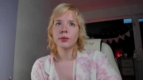 Snapshot of cuteasfuck_ chatting on 11-23-25, 11:21 Amy online show from 11-23-25, 11:21