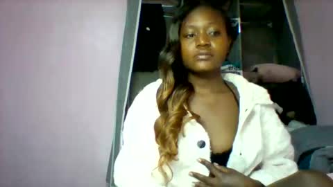 Snapshot of cutezola chatting on 10-20-25, 05:30 cutezola online show from 10-20-25, 05:30