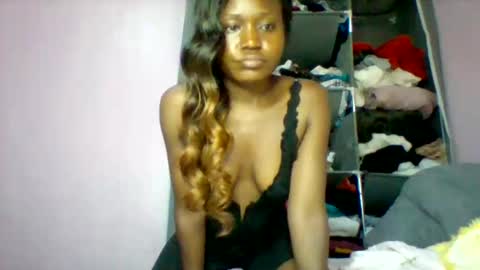 Snapshot of cutezola chatting on 10-21-25, 05:24 cutezola online show from 10-21-25, 05:24