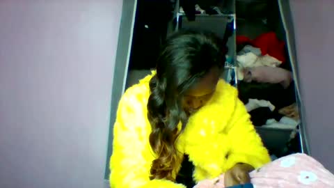 Snapshot of cutezola chatting on 10-22-25, 05:30 cutezola online show from 10-22-25, 05:30