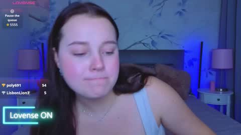 Snapshot of cutie__cutiee_ chatting on 10-10-25, 09:03 Nika online show from 10-10-25, 09:03